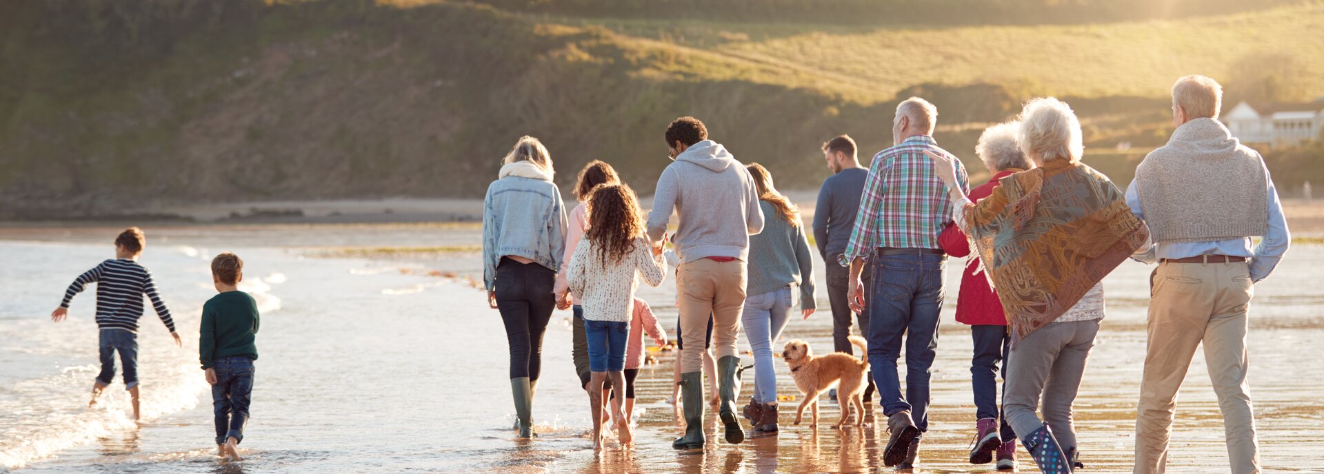 EK Pflege Hospizdienste - Familie am Strand